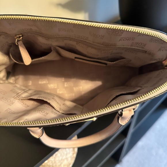 Beautiful Blush color Michael Kors handle bag 💖 - Picture 5 of 7